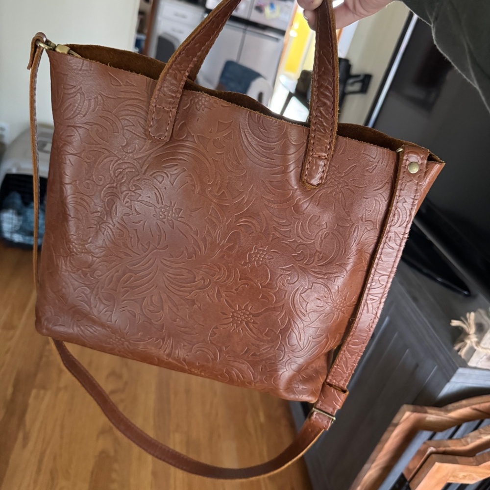 Portland Leather medium crossbody tote - Picture 2 of 5